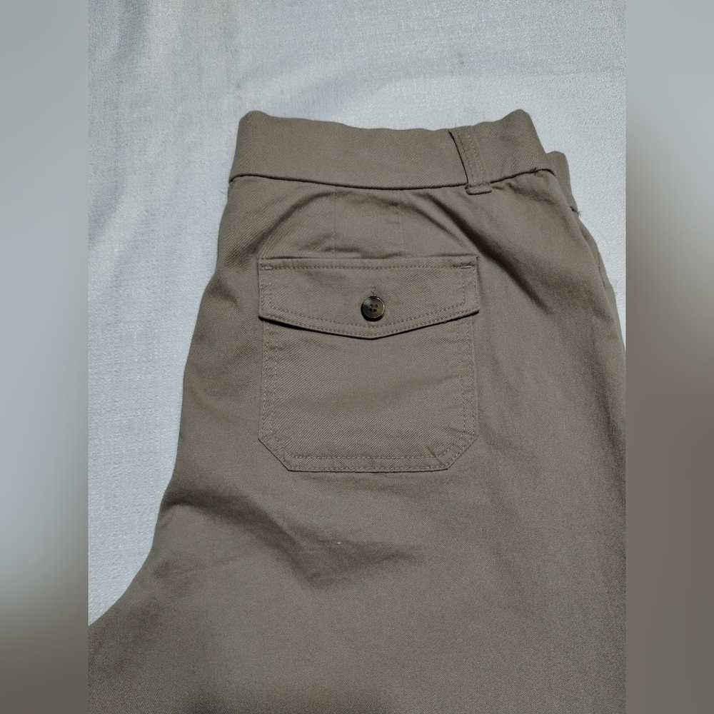 Croft & Barrow Women's Khaki Capri Size (14) - Picture 8 of 12